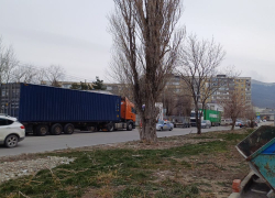 Большегрузы заполонили дорогу рядом с детским садом в Новороссийске 