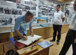 Уникальный подарок: Зал истории Ушаковки пополнился особенным экспонатом