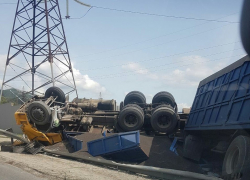 Грузовик, полный зерна, перевернулся в Новороссийске