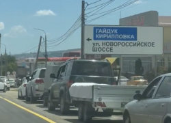 С бензином беда: в Новороссийске километровые очереди к АЗС, машины врезаются