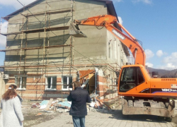 Четырехэтажный дом прямо сейчас сносят в Новороссийске