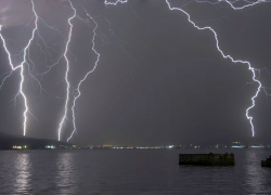 А вдруг атака? Новороссийцы испугались ночной грозы и грома 