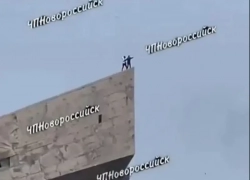 «Сцену из «Титаника» снимают?»: неизвестные залезли на памятник «Малая Земля»