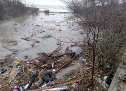 Спасатели Новороссийска продолжают справляться с последствиями “шторма века”