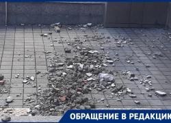 Незаметно для управляющей компании в Новороссийске рушится фасад здания
