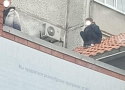 Дети облюбовали крышу заброшенного ресторана в Новороссийске 