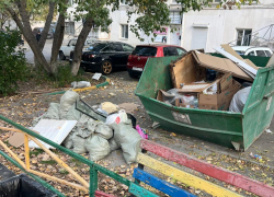 Так жить нельзя: жительница Новороссийска возмущена замусоренной территорией двора