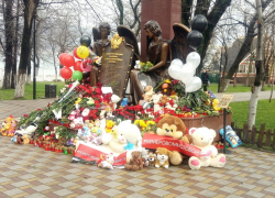 Тысячи новороссийцев пришли на траурное мероприятие памяти погибших в Кемерово