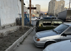 Женщин с колясками «выгоняют» на проезжую часть в Новороссийске 