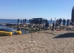 Появились кадры спасения иномарки из водного плена в Мысхако 