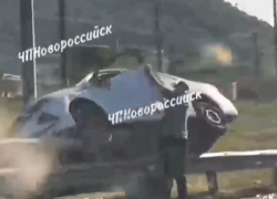 Машина «повисла» на ограждении: невероятное ДТП под Новороссийском