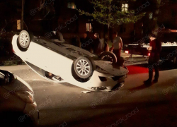 Новороссийская автоледи элегантно уложила авто вверх колёсами