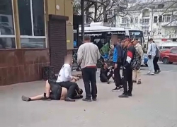Увезли на носилках: новороссийскими правоохранителями задержаны участники потасовки у Центрального рынка