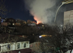 Дым столбом и языки пламени: в Новороссийске горел частный дом