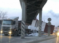 Фура не прошла под железнодорожным мостом в Новороссийске