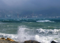 В Новороссийске объявили режим повышенной готовности из-за шторма