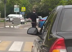 Посреди оживлённого перекрёстка мужчина показывал причинные места новороссийцам