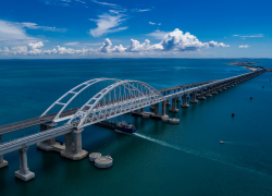 Более 1300 машин встали в длинную пробку на Крымском мосту 