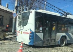 Полный провал: в Новороссийске троллейбус угодил под асфальт