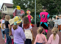 Юные новороссийцы отметили День защиты детей в компании слона и мыльных пузырей