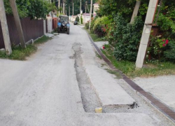 "Разрыли и бросили": как ремонтируют дороги в элитном поселке Мысхако 
