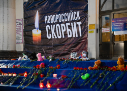 Новороссийск скорбит: в городе почтили память погибших детей Ижевска 