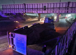 Фура уронила контейнер под мостом в Новороссийске