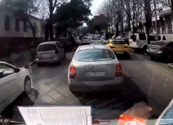 В Новороссийске водитель легковушки демонстративно не пропускал «скорую»