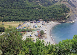 Любителя купаться в шторм откачали на новороссийском пляже