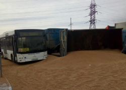 Зерно по всей дороге рассыпал 22-летний водитель «хомяка» в Новороссийске