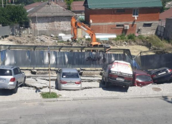 В Новороссийске под землю ушли шесть автомобилей