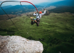 Сорвался в пропасть во время прыжка с тарзанкой турист из Новороссийска