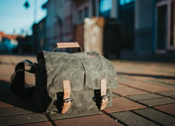 Новороссиец поднял рюкзак, который опустил его в итоге на скамью подсудимых