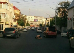 В Новороссийске дорогу водителям преградил странный мужчина