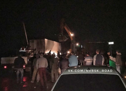 Врезавшаяся в ограждение фура перекрыла движение на трассе Новороссийск - Краснодар