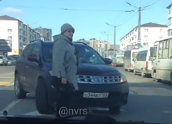 Мастер класс по опасному высаживанию пассажиров на встречке показала автоледи в Новороссийске