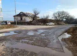 «Ждите, пока достроят соседний ЖК»: жители Новороссийска добираются домой по разбитой дороге