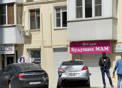 Лихач из Новороссийска протаранил припаркованные авто и чуть не сбил пешеходов