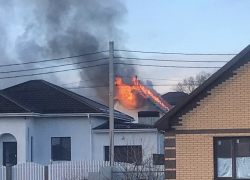 Дом объят огнём: утром в Новороссийске произошёл крупный пожар 