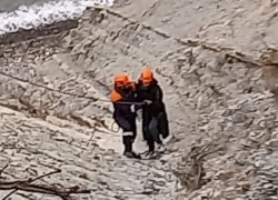 Горы ошибок не прощают: в Новороссийске спасатели сняли со скалы застрявшую женщину