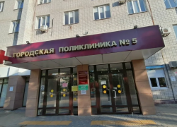 35 минут в жаре: мама с ребенком застряли в лифте 5-й поликлиники Новороссийска 