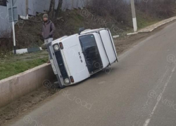 Перевернувшаяся машина стала поводом для шуток новороссийцев