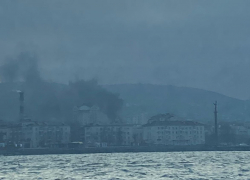 Дым коромыслом: прямо сейчас в центре Новороссийска горит частный дом 