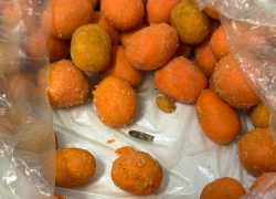 Черви и моль: новороссийцам продают орешки "с добавкой" 