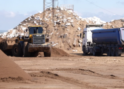 По тонне в день: песок с мазутом везут из Анапы в Новороссийск, а в Темрюк - из Ростова