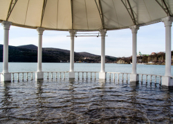 Амфитеатр в Абрау-дюрсо ушел под воду