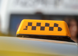 Таксист помог жительнице Новороссийска донести сумки за кошелек