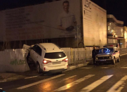 Ночное ДТП в Новороссийске показало – забор для KIA не преграда