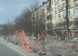 Яма «имени АТЭКа»: вечная течь заставляет новороссийцев рисковать жизнью