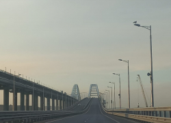 Сотни машин россиян встали в длинную очередь на Крымском мосту: выходные с испытанием 